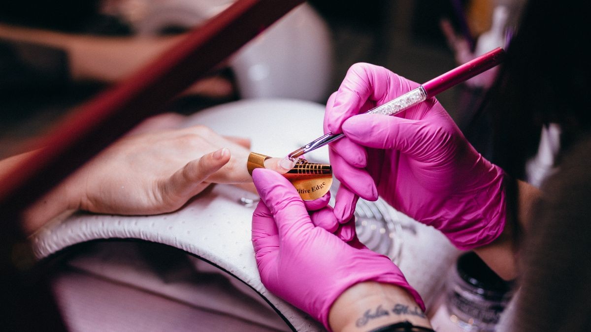 La OCU advierte: la moda de la manicura rusa puede dañar tu salud