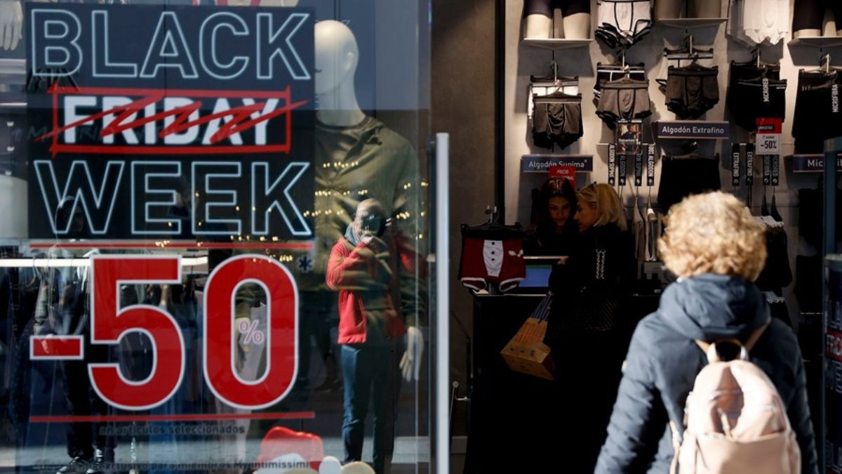 Se buscan un millón de trabajadores para Black Friday, Navidad y rebajas: opción de empleo fijo