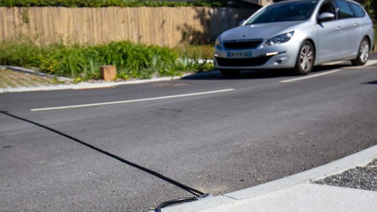 Para qué sirven los cables negros que cruzan las carreteras: la información “comprometida” que mandan a la DGT