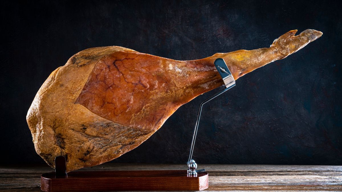 Carrefour vende un jamón curado reserva de 8 kilos a un precio increíble: trae un regalo valorado en 20 euros