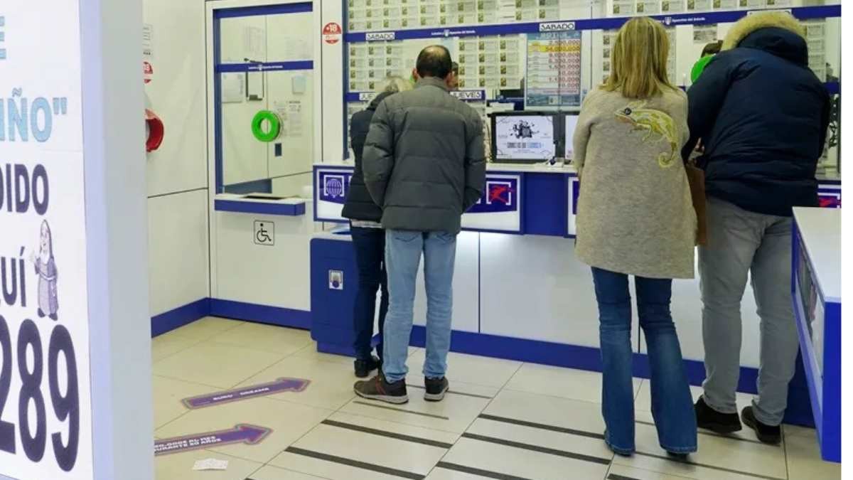 Un hombre gana 950.000 euros en la lotería gracias a la mala educación de un desconocido que se le coló en la fila
