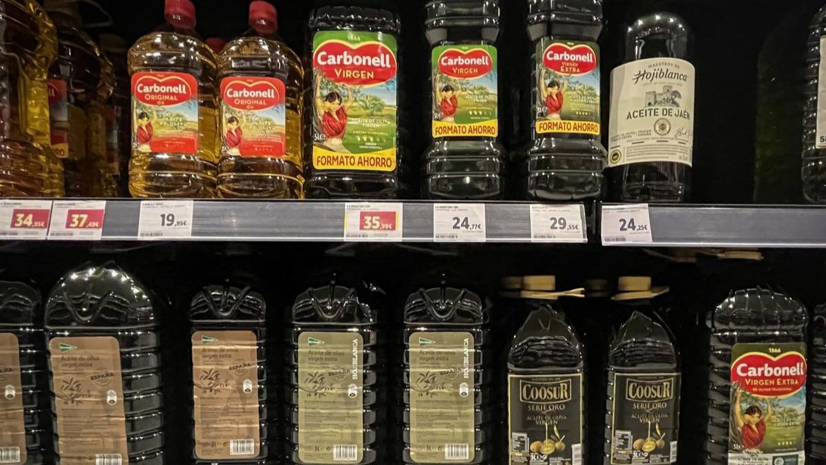 El Corte Inglés rebaja el aceite de oliva virgen extra un 50%: menos de 4 euros el litro