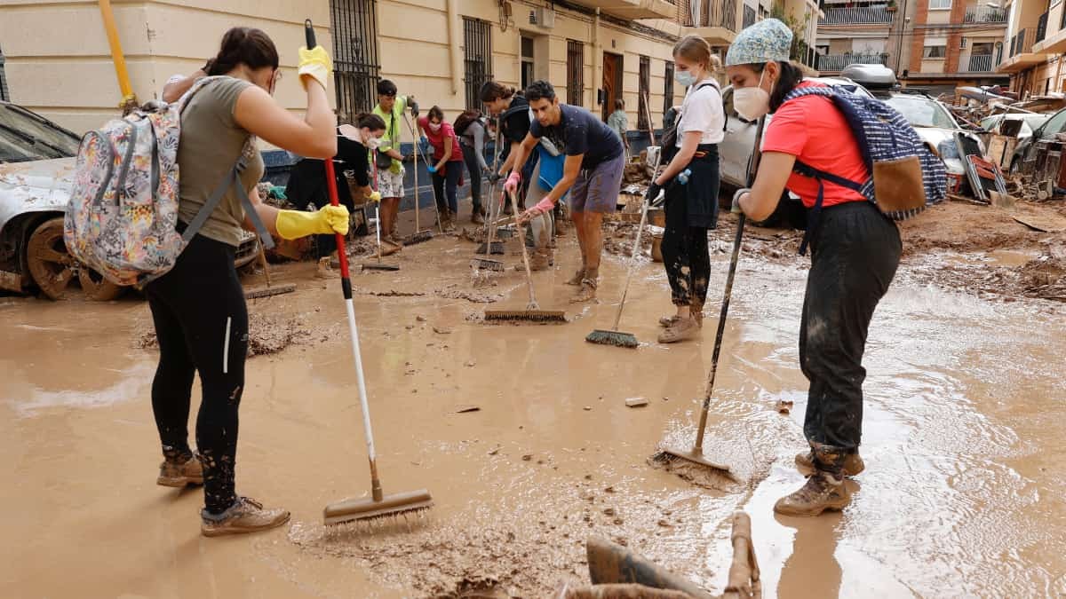 Valencia necesita más de 100 operarios de limpieza para trabajar en los daños causados por la DANA