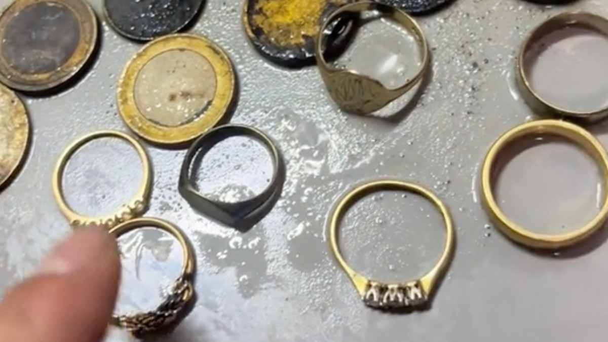 Un joven encuentra en tan solo unas horas 7 anillos de oro en una playa española con su detector de metales