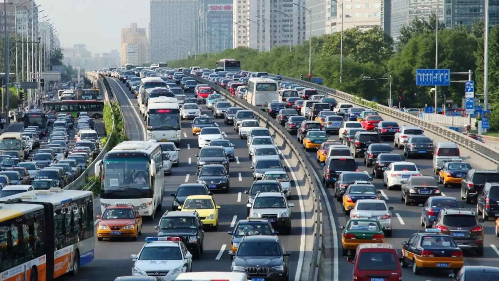 La DGT avisa de Operación salida de Navidad y pide precaución a los conductores: son los momentos más conflictivos