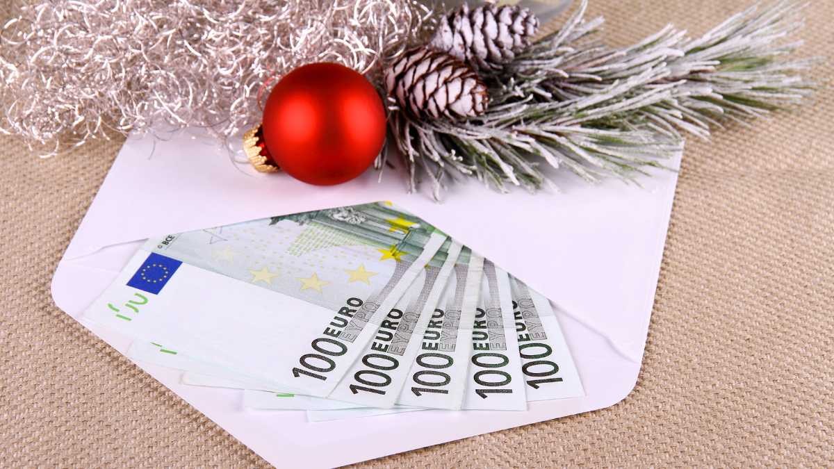Un millonario regalaba siempre 10.000 euros a su familia por Navidad hasta que descubrió que lo gastaban todo: cambió sus regalos radicalmente