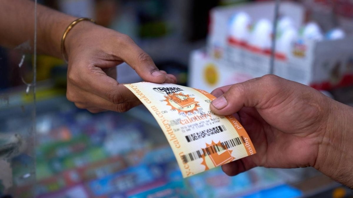 Un hombre compra dos boletos de lotería premiados, pierde uno y pone una demanda porque no quieren pagárselo