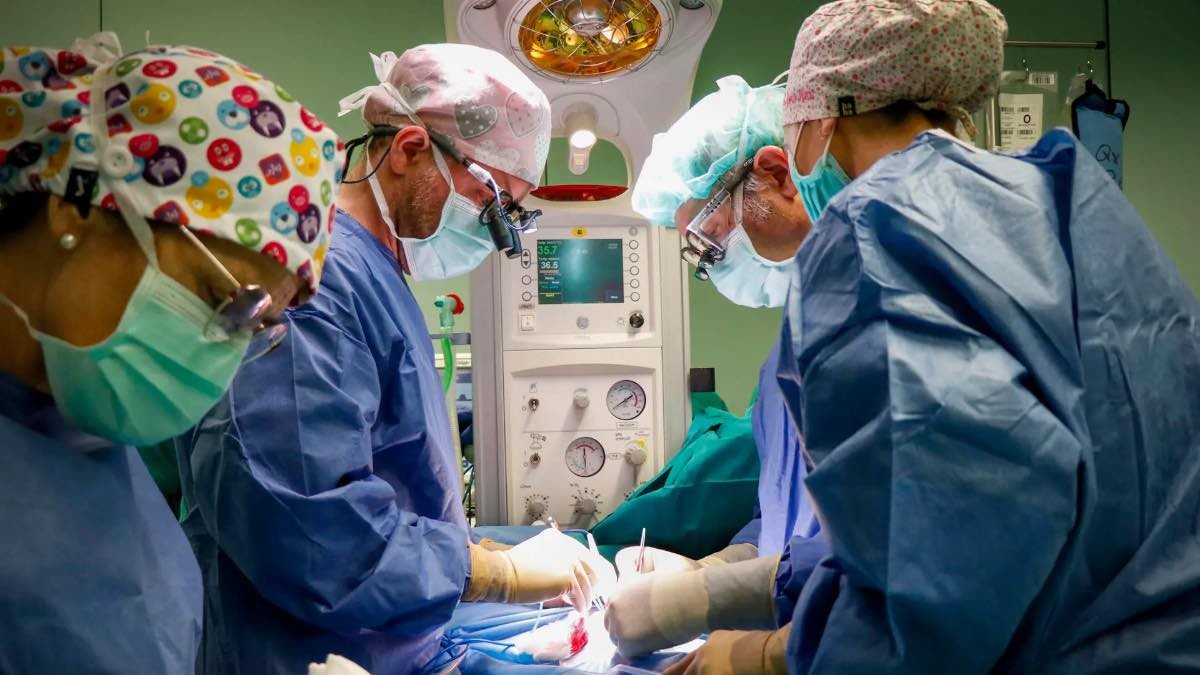Un hombre recupera su vida tras pasar 13 años con el intestino en el glúteo