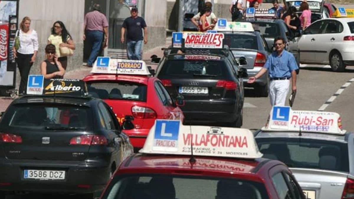 Los examinadores de la DGT en España alcanzan su máximo en la última década