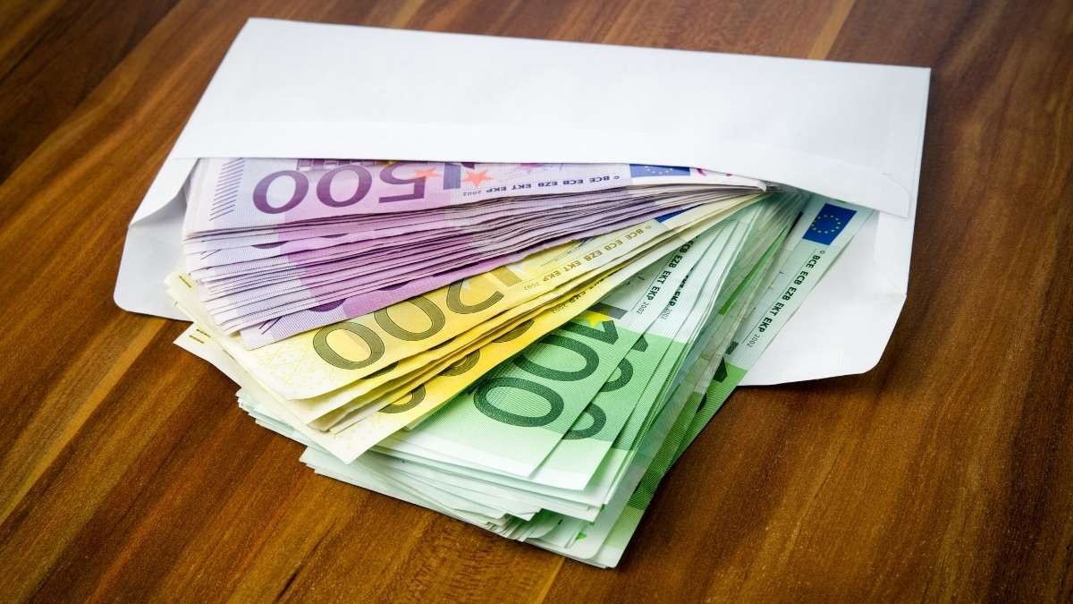 Seis niños encuentran un sobre con 3.000 euros y varios décimos de Lotería y sorprenden por su decisión