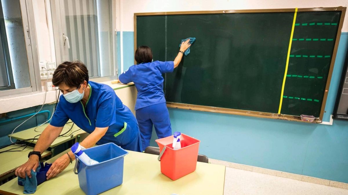 El BOE publica oposiciones para personal de limpieza con 220 plazas: empleo fijo sin estudios