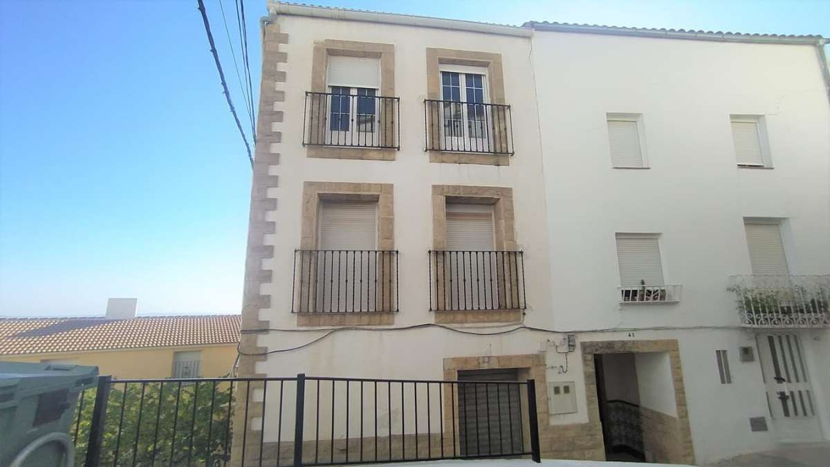 CaixaBank rebaja el precio de este chalet de más de 300 metros con 4 habitaciones y una gran terraza que no necesita reformas