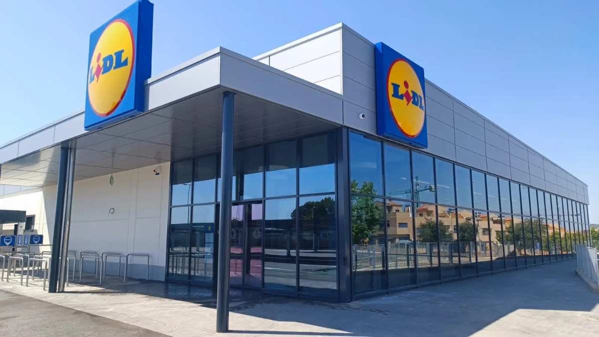 El abrigo que arrasa en Lidl ideal para los días de lluvia y frío tirado de precio: cuesta solo 12 euros