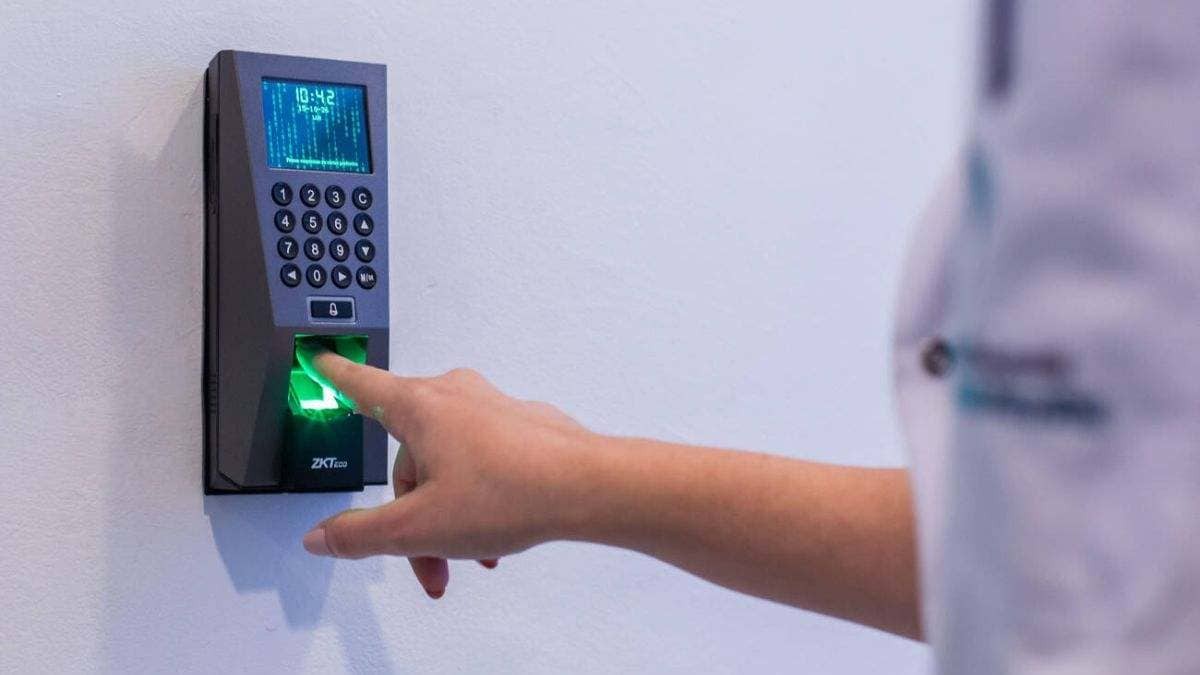 Multa de miles de euros a las empresas que sigan fichando con la huella dactilar: no se puede