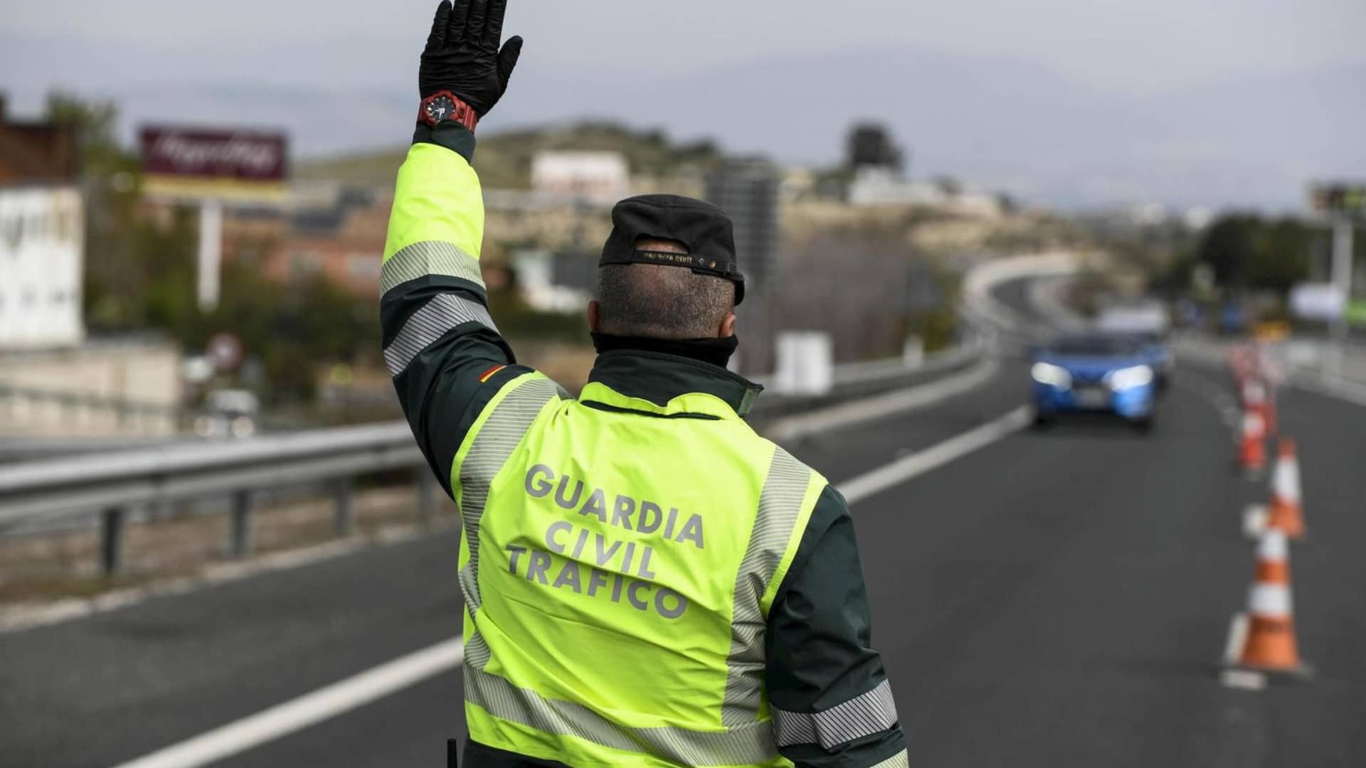 La DGT multará con hasta 200 euros a los conductores que ahorren en luz