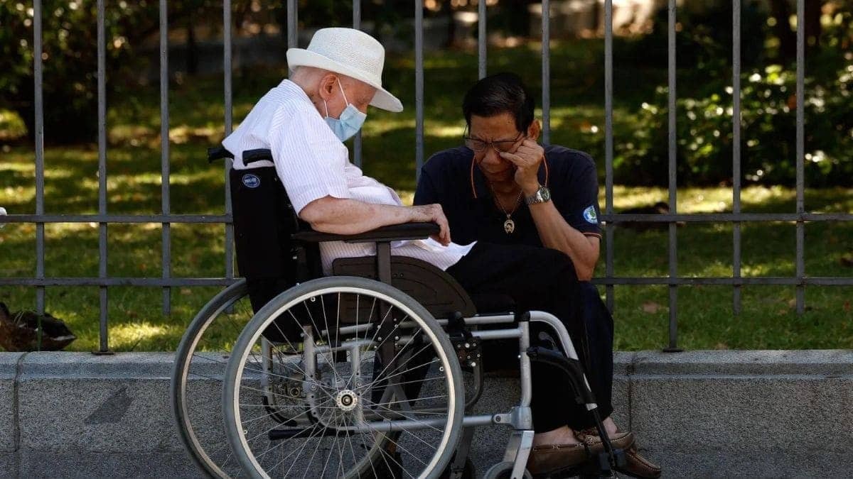 Ayuda de 1.150 euros para los que vivan con mayores de 65 años: requisitos y cómo solicitarlo