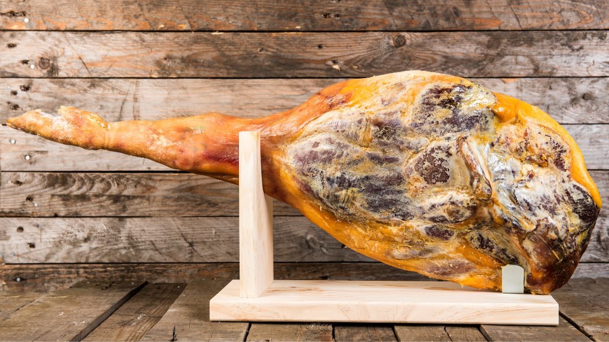 El Corte Inglés baja el precio del jamón de bellota 100% ibérico en una oferta flash que regala un vino de Rioja
