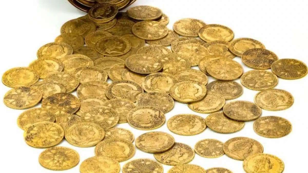 Una pareja encuentra 800.000 euros en monedas de oro enterrados en su cocina por una reforma