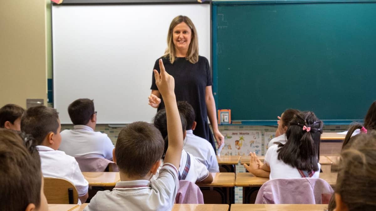 Una maestra dando clase en un colegio