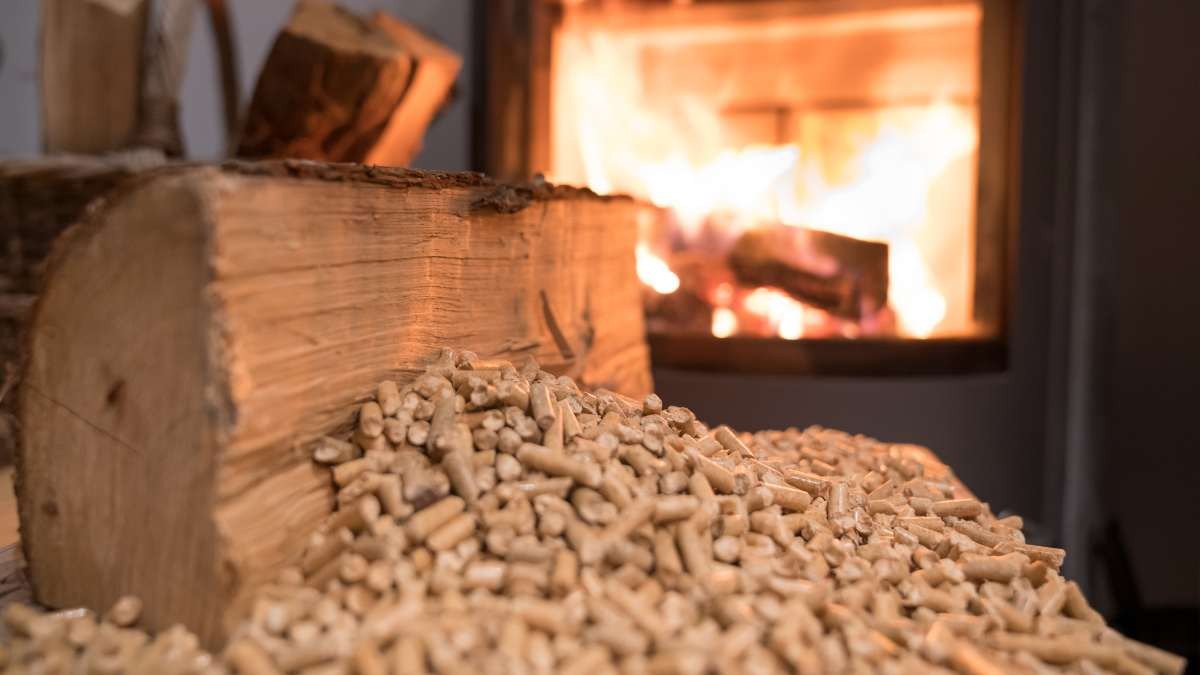 Adiós a las estufas de leña y pellets: Leroy Merlin rebaja el invento más buscado para calentar y dar estilo a tu salón