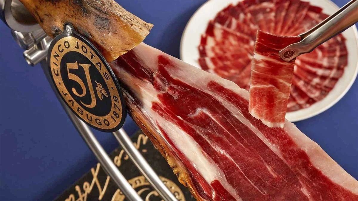 El Corte Inglés oferta un jamón ibérico de bellota 100% de 7 kilos con un regalo especial