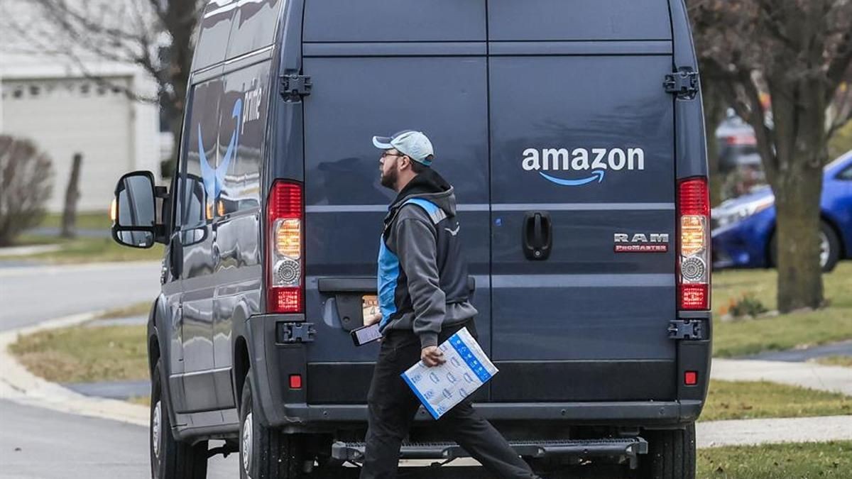 Amazon ofrece empleo fijo y sueldo de 2.513 euros y busca conductores con un requisito