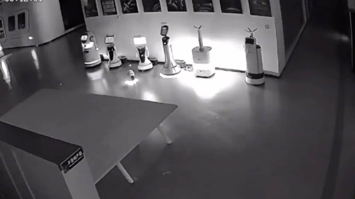 Una cámara graba como un robot con Inteligencia Artificial convence a otros 12 para que dejen de trabajar y escaparse