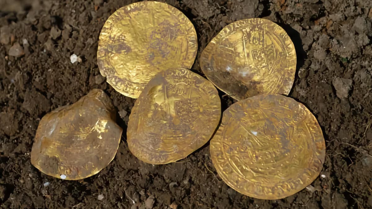 Una pareja encuentra 60.000 euros en monedas de oro medievales mientras paseaban con su detector de metales