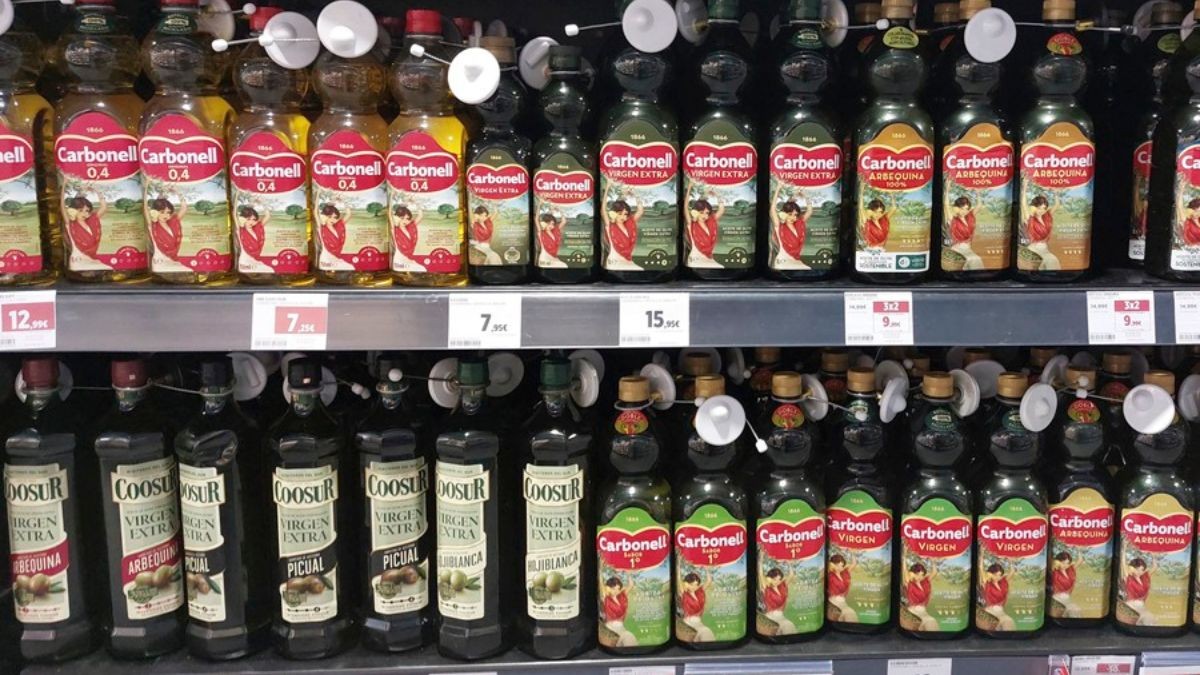 Consum planta cara a Alcampo y baja el precio del aceite de oliva virgen extra: regala 15 euros por compra
