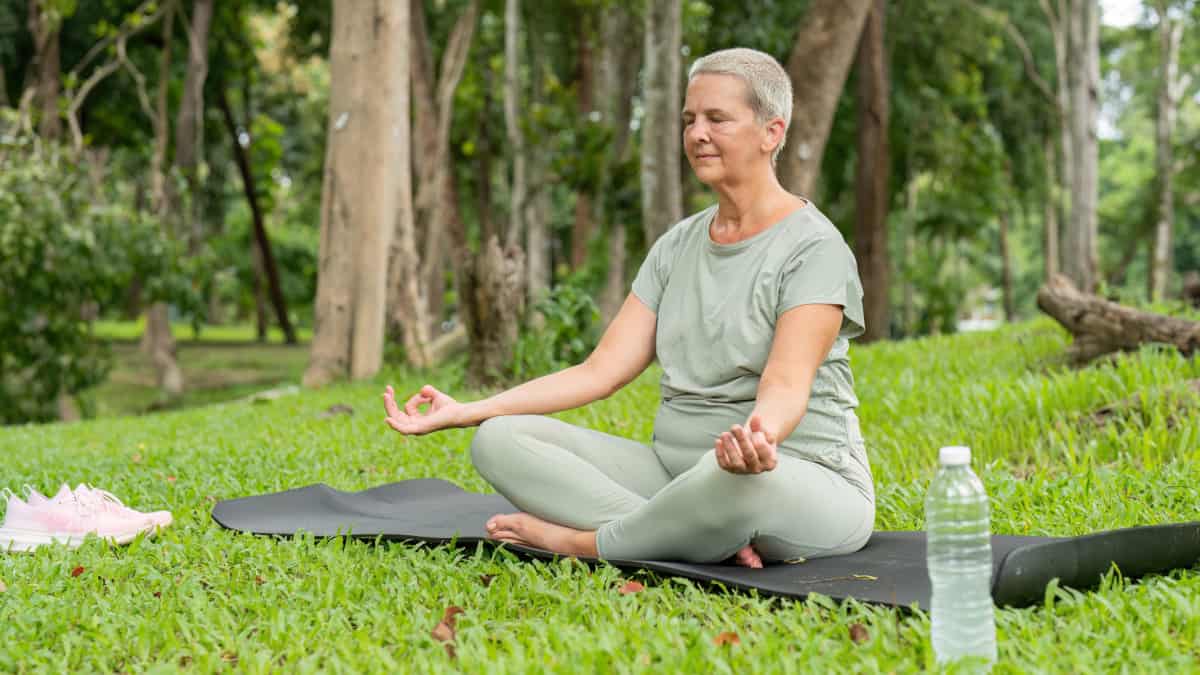 Mujer mayor practica mindfulness
