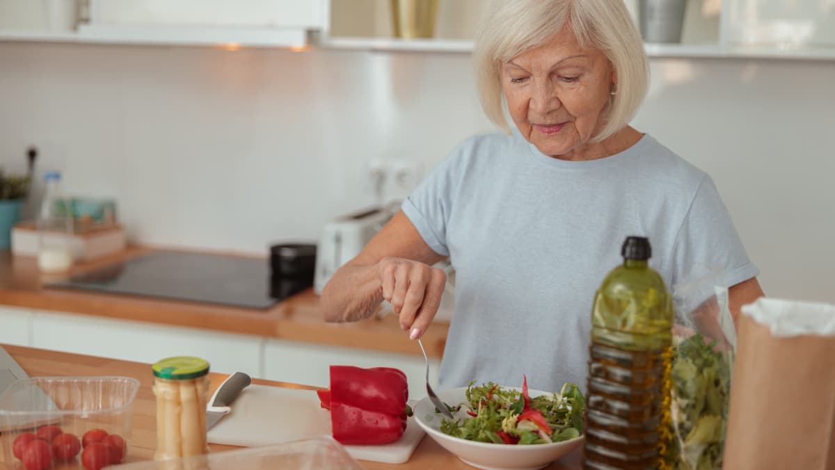 Mujer mayor come una ensalada