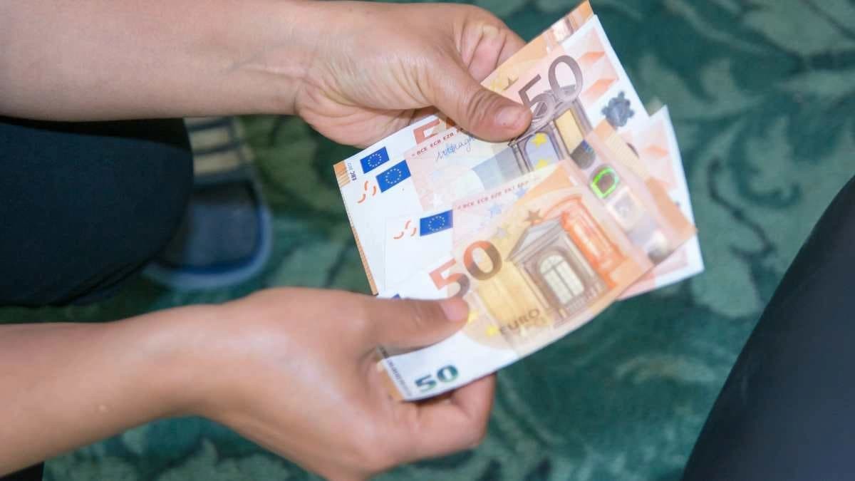 Cuánto debes cobrar al mes para no pertenecer a la clase baja en España, según la OCDE
