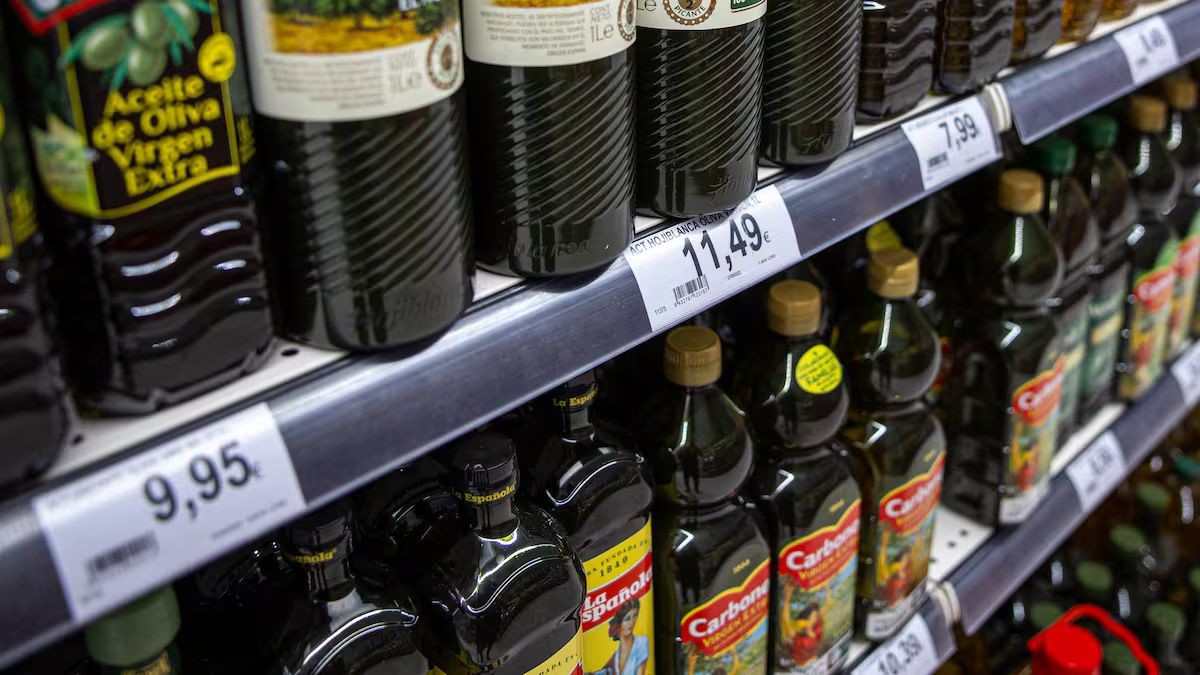 Eroski compite con Carrefour y baja el precio del aceite de oliva virgen extra hasta un 70%