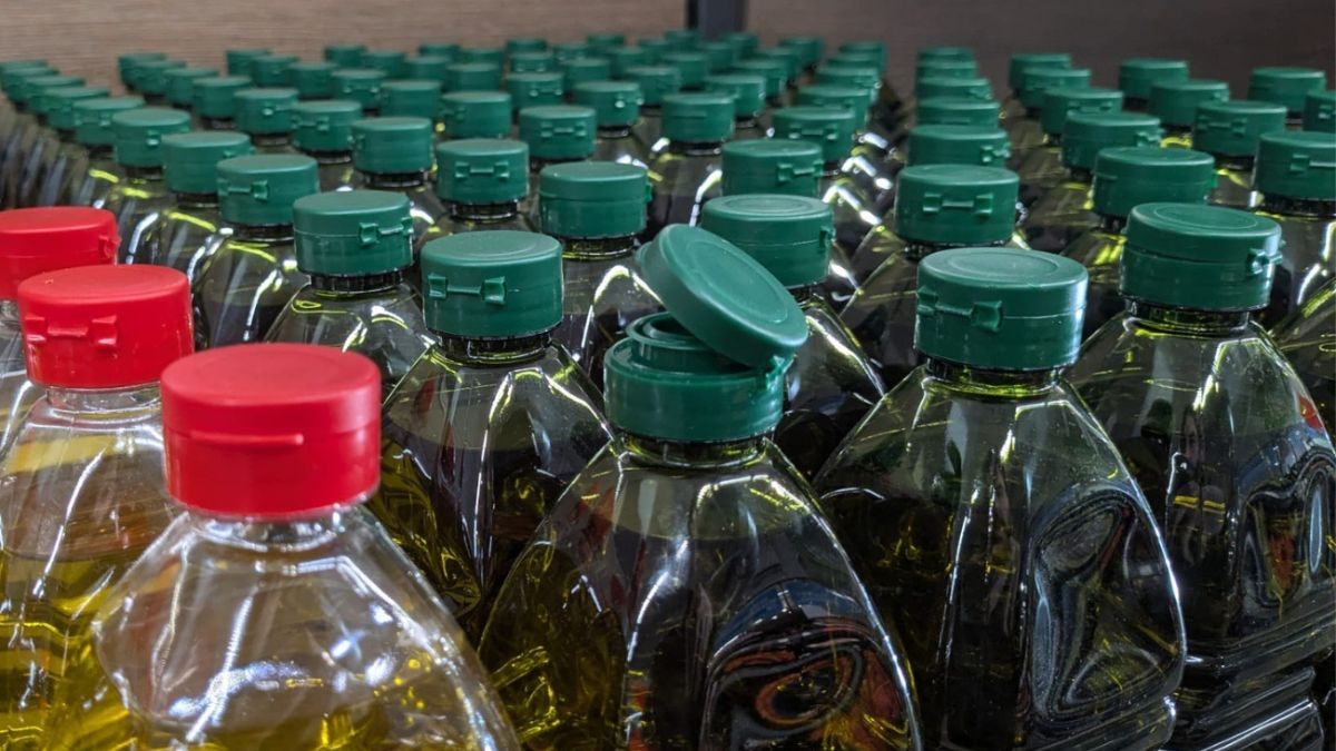 El litro de aceite de oliva virgen extra baja más de 4 euros en origen y menos de 3 en el supermercado