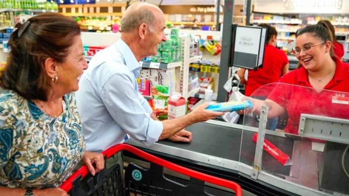 Ni Mercadona ni Alcampo: DIA abre una bolsa de empleo con sueldo de 1.367 euros para trabajar en sus supermercados con turno fijo