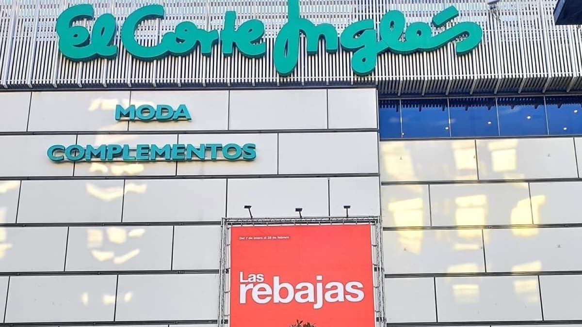 Una empleada que llevaba 12 años en El Corte Inglés es despedida por equivocarse en 8,90 euros al cobrar: la justicia lo declara nulo