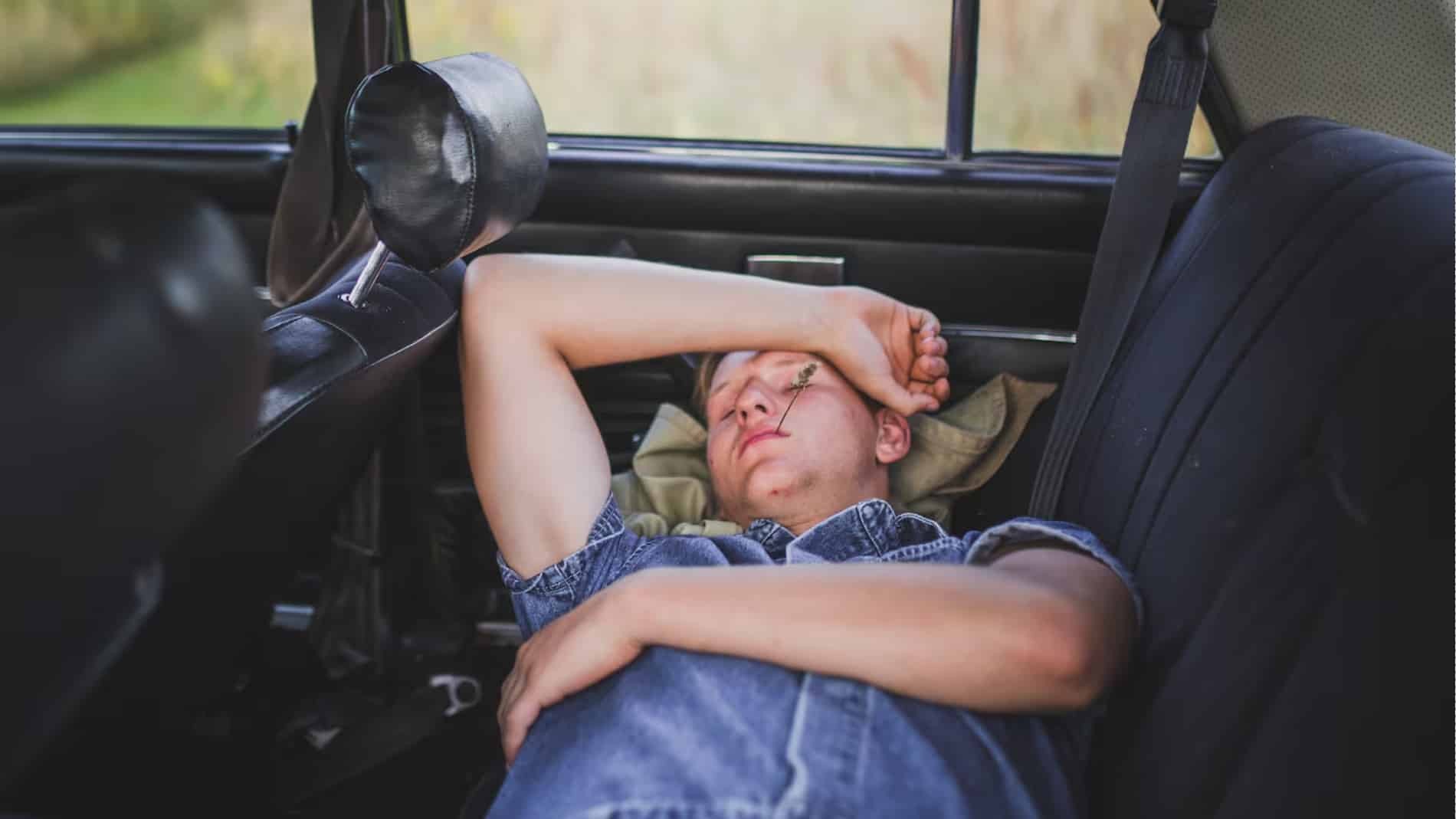 Adiós a dormir en el coche: la DGT multa a aquellos conductores que acampen en zonas no permitidas