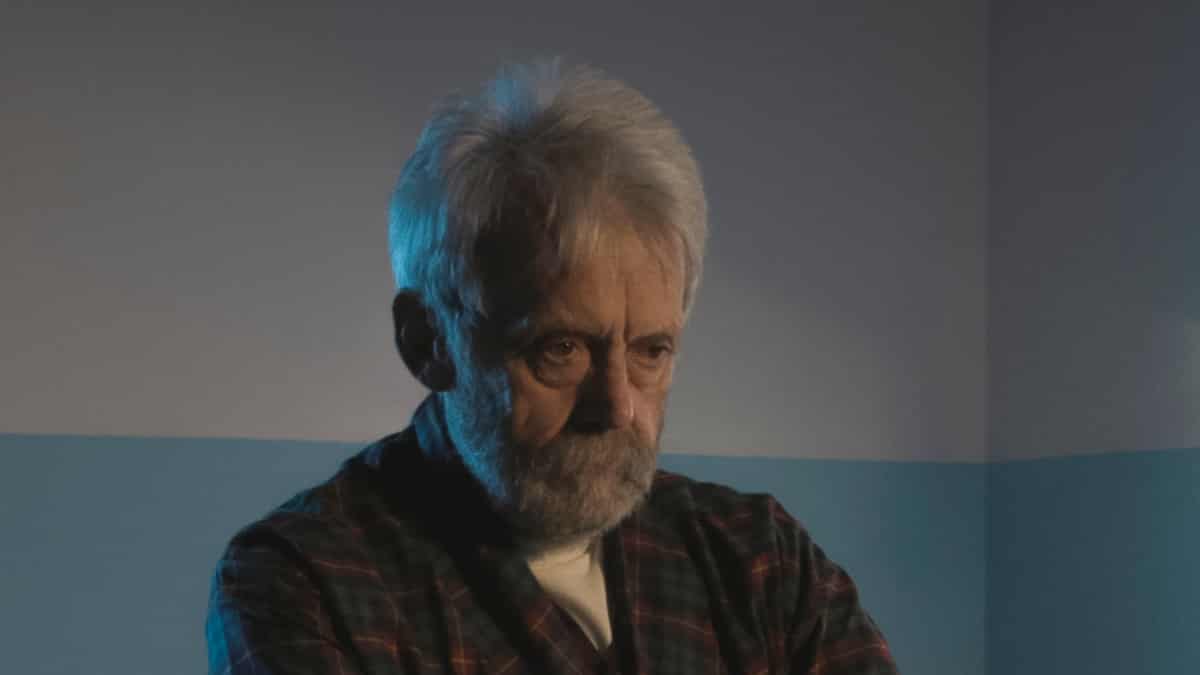 Hombre mayor solo