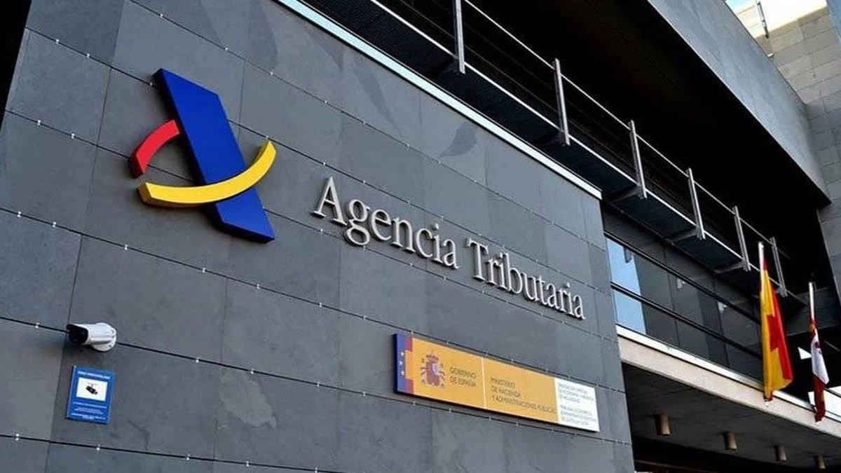 Hacienda avisa a los autónomos: estos son los trámites que deben realizar antes del 31 de enero si quieren evitar una multa