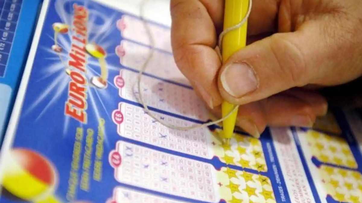Un hombre gana 280.000 euros en la lotería y se niega a compartir ni un céntimo con su familia: ni siquiera con su madre enferma