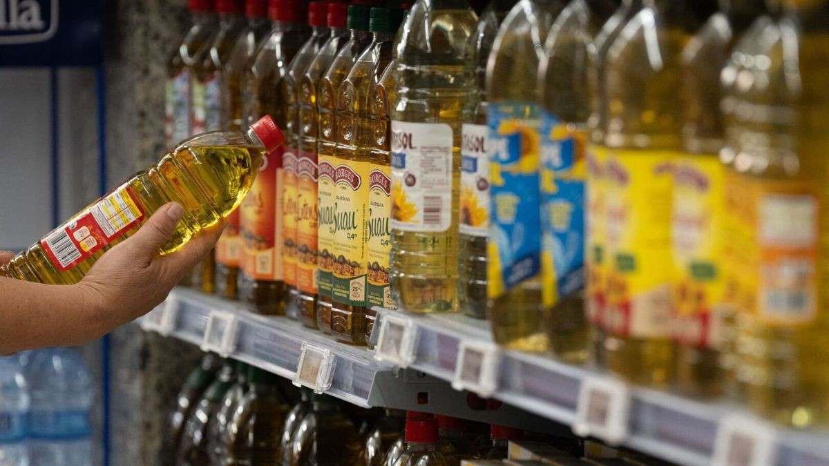 El chollazo en el precio de aceite de oliva virgen extra de una gran marca de Jaén: liquidan packs de Navidad