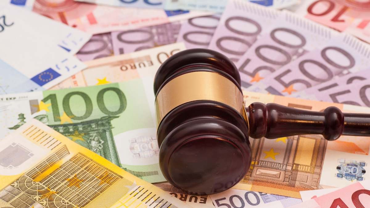 La justicia absuelve a una mujer que se quedó con más 35.000 euros de su cuñado enfermo y falsificó documentos de la herencia