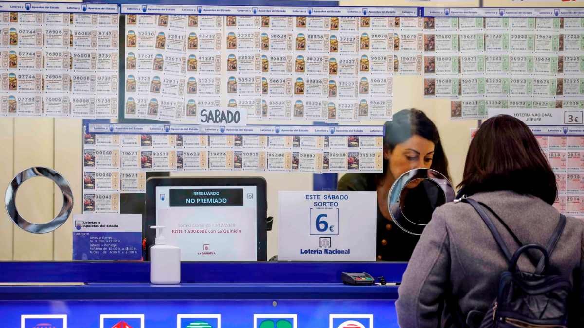 Una mujer gana más 16 millones de euros en la lotería, pero termina peleada con su familia por no querer pagarles la hipoteca