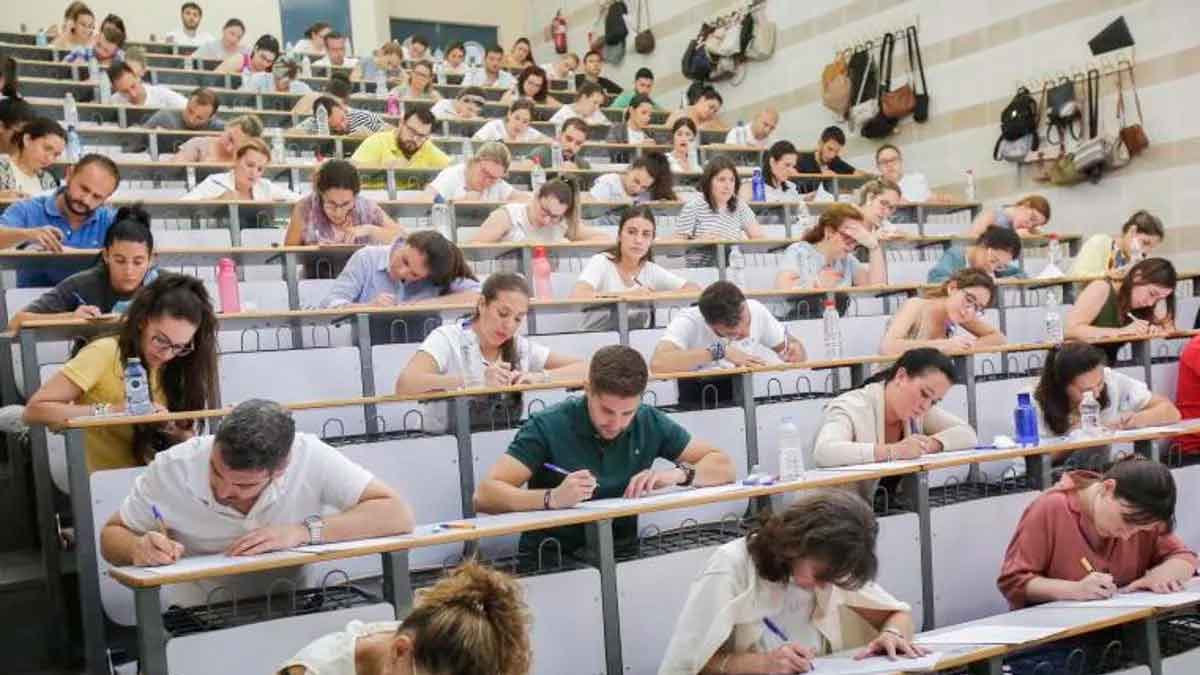 Varios opositores realizando un examen