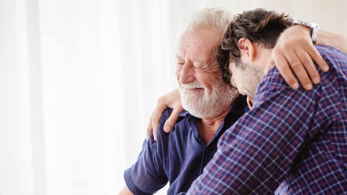 Padre anciano agradecido abrazar a su hijo