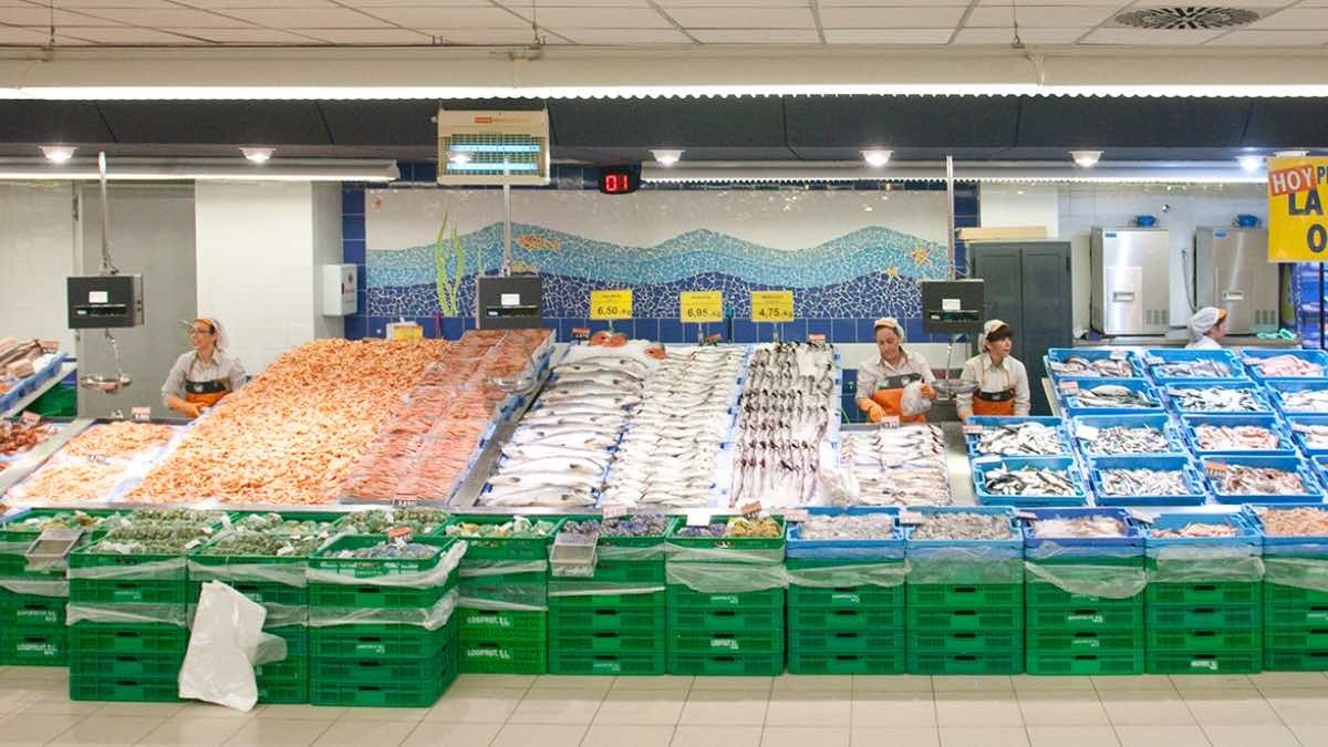 Un empleado de la pescadería de Mercadona con 19 años de antigüedad es despedido sin indemnización por no usar el guante de malla "porque le es incómodo”: es procedente