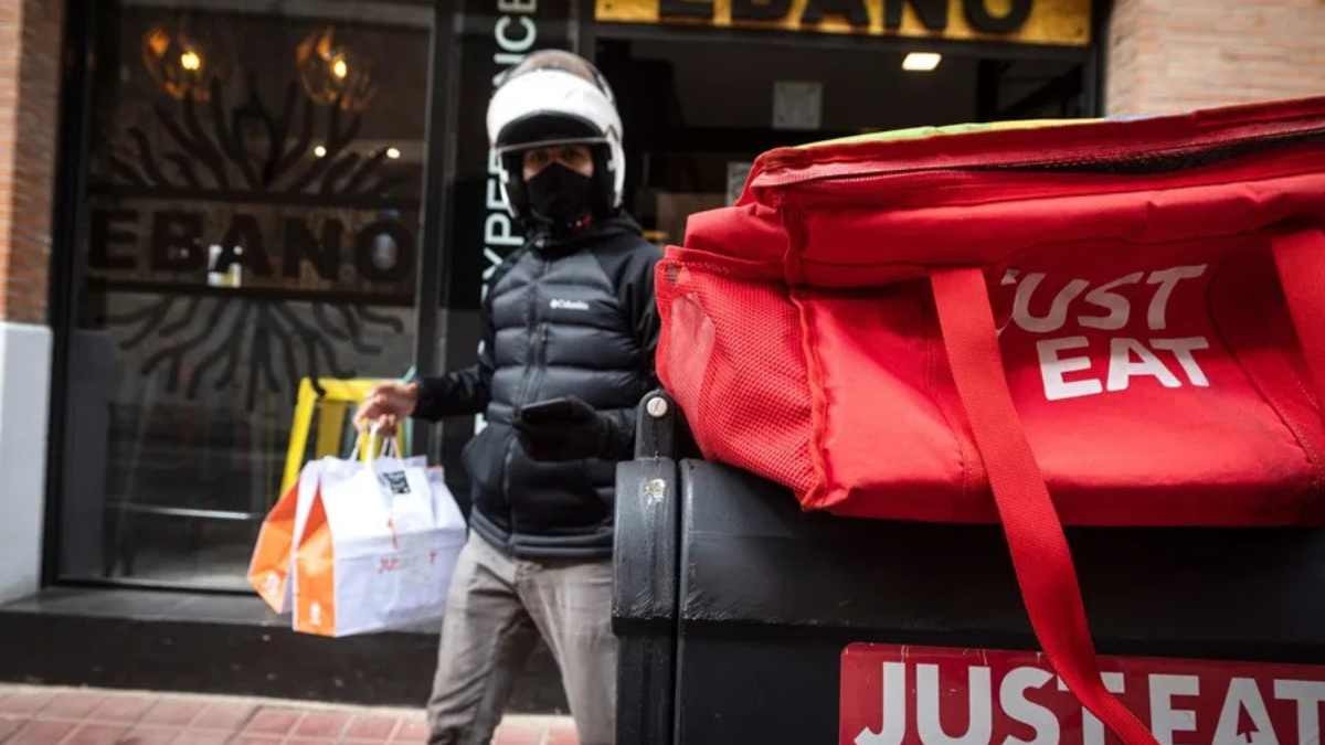 Just Eat firma un nuevo acuerdo laboral con los sindicatos para mejorar las condiciones de los trabajadores de 'delivery'