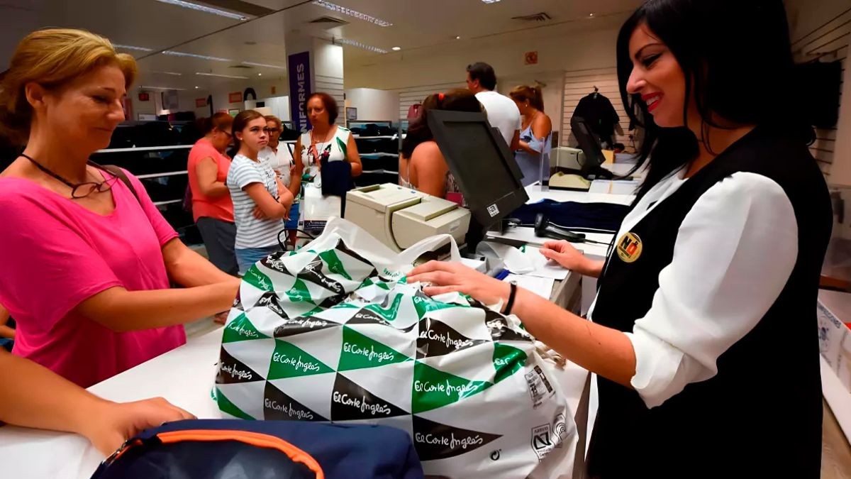 El Corte Inglés ofrece empleo fijo para personal sin experiencia ni estudios: sueldo desde 1.367 euros