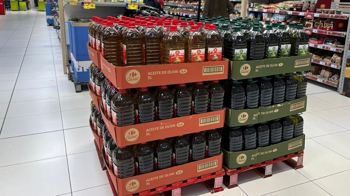 Carrefour lanza su oferta en aceite de oliva más esperada: menos de 4,5 euros el litro