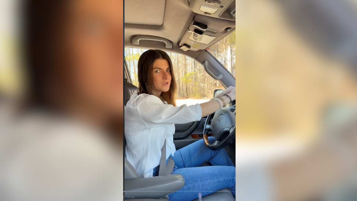 Esto es lo que hace una 'tiktoker' española en EE.UU. cuando la Policía la para en la carretera